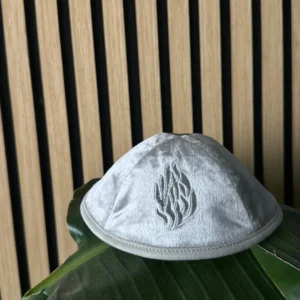 כיפה אפורה ״האש שלי״ קטיפה עם מקום לסיכה