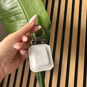 מחזיק מפתחות לבן דמוי עור עם תהילים 6 ס״מ