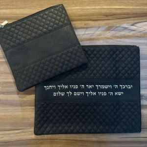 כיסוי טלית ותפילין דמוי עור שחור עם אותיות בולטות זהב ״יברכך״ 36x29 ס״מ