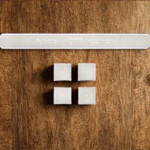 עטרה ו-4 פינות דמוי פשתן עם רקמה